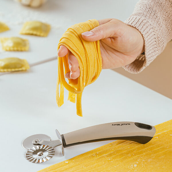 Κόπτης ζύμης & ζυμαρικών “Misty” με ανοξείδωτη διπλή ροδέλα 18.5cm - Image 3